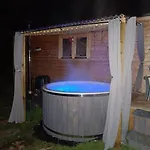 Luxury Log With Wood Fired Hot Tub *