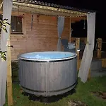 Chalet Luxury Log With Wood Fired Hot Tub *