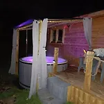 Luxury Log With Wood Fired Hot Tub * Moville