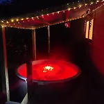Luxury Log With Wood Fired Hot Tub *