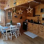 Chalet Luxury Log With Wood Fired Hot Tub