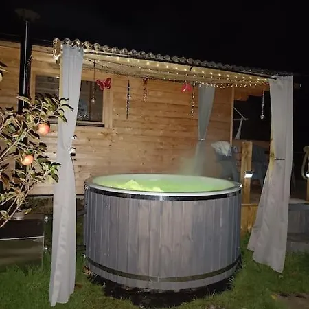 Luxury Log With Wood Fired Hot Tub 木屋