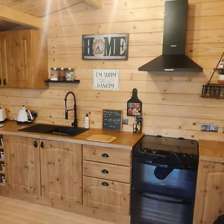 Luxury Log With Wood Fired Hot Tub