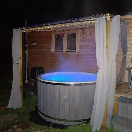 Luxury Log With Wood Fired Hot Tub *