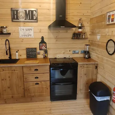 Luxury Log With Wood Fired Hot Tub Chalet *