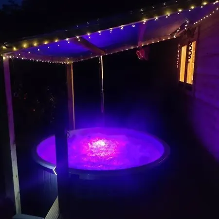 Luxury Log With Wood Fired Hot Tub 木屋 *