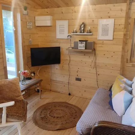 Chalet Luxury Log With Wood Fired Hot Tub Moville