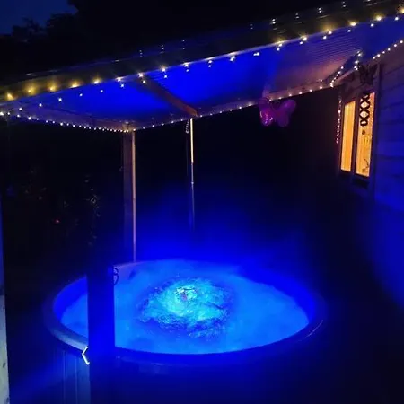 Luxury Log With Wood Fired Hot Tub *