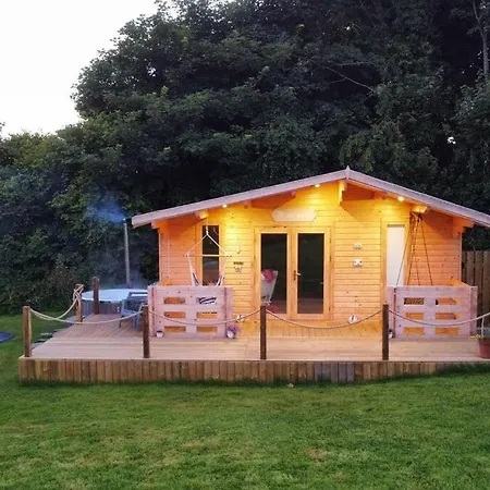 Luxury Log With Wood Fired Hot Tub 木屋 *