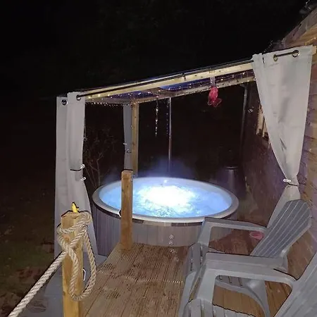 Luxury Log With Wood Fired Hot Tub 木屋 莫维尔