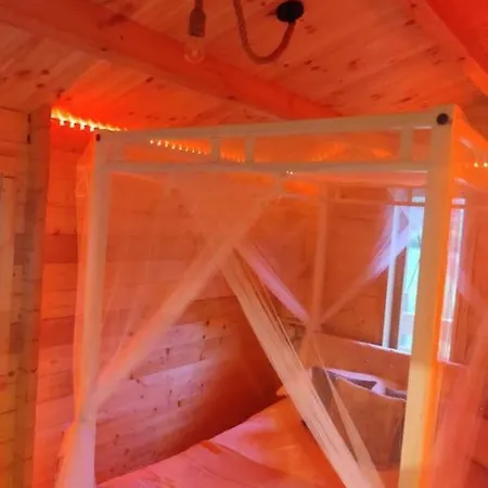 Luxury Log With Wood Fired Hot Tub *