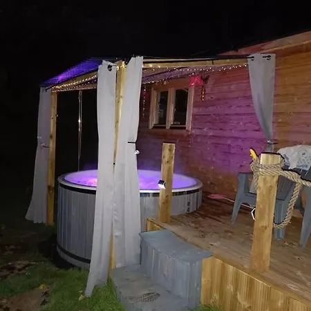 Luxury Log With Wood Fired Hot Tub * 莫维尔