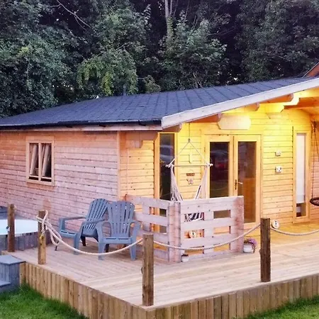 Luxury Log With Wood Fired Hot Tub