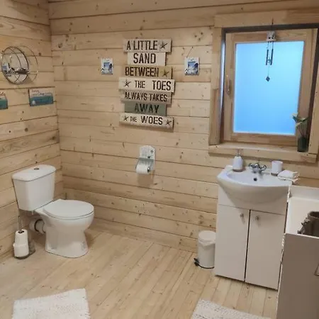 Luxury Log With Wood Fired Hot Tub * Moville