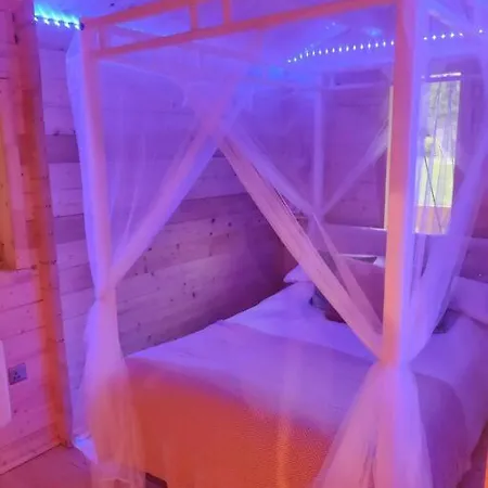 Luxury Log With Wood Fired Hot Tub 木屋