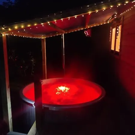 Luxury Log With Wood Fired Hot Tub *