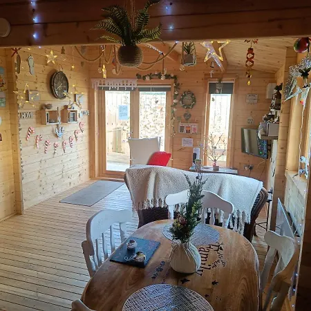 Luxury Log With Wood Fired Hot Tub Chalet