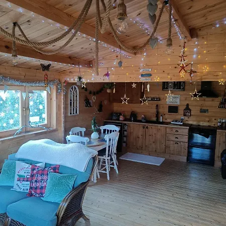 Luxury Log With Wood Fired Hot Tub *
