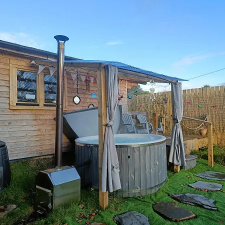 Luxury Log With Wood Fired Hot Tub * 莫维尔