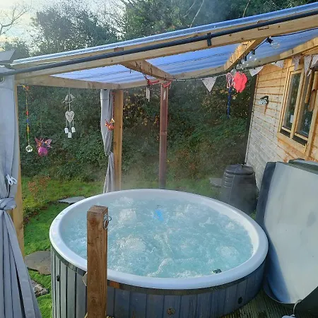 Luxury Log With Wood Fired Hot Tub 莫维尔