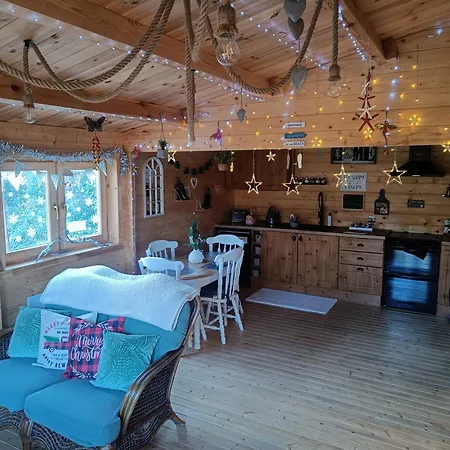Luxury Log With Wood Fired Hot Tub Chalet