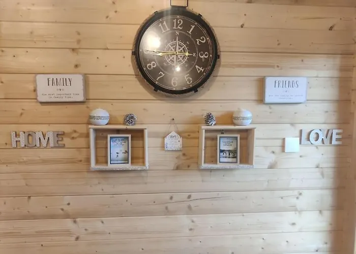 Luxury Log With Wood Fired Hot Tub Мовилл