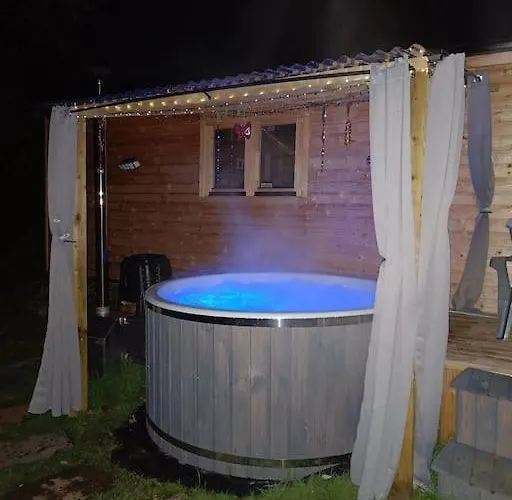 Luxury Log With Wood Fired Hot Tub *