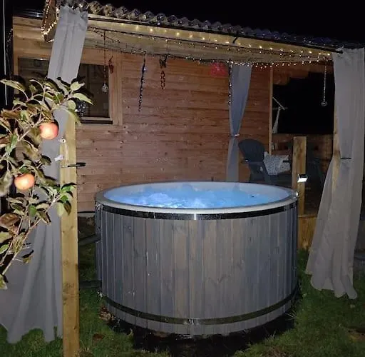 Шале Luxury Log With Wood Fired Hot Tub