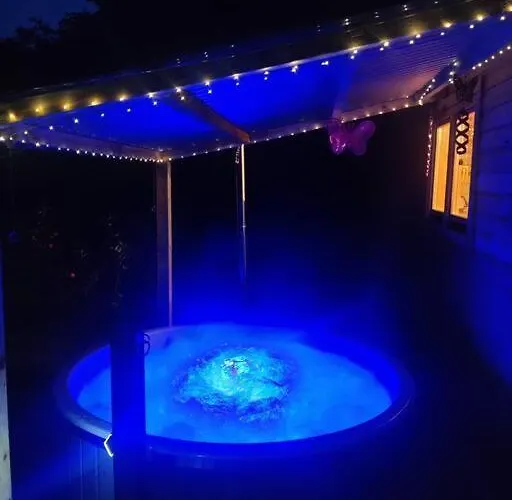 Luxury Log With Wood Fired Hot Tub *