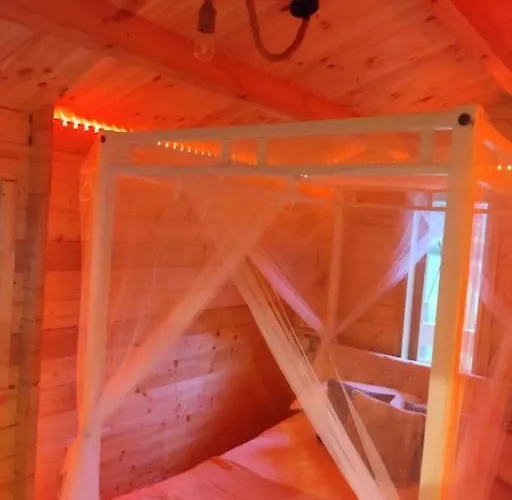 Luxury Log With Wood Fired Hot Tub *