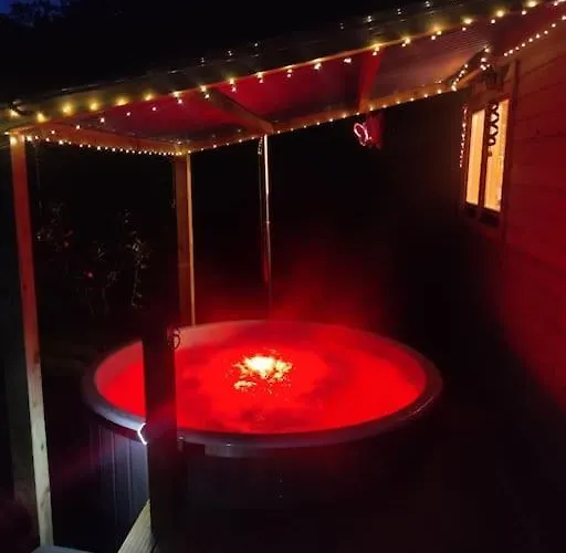 Luxury Log With Wood Fired Hot Tub *