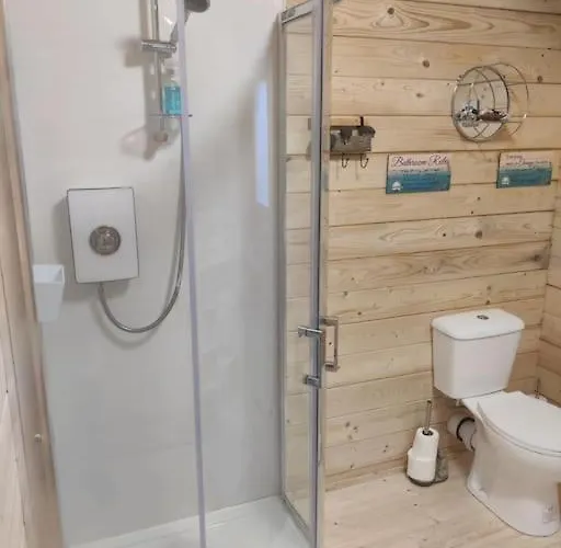 Шале Luxury Log With Wood Fired Hot Tub *