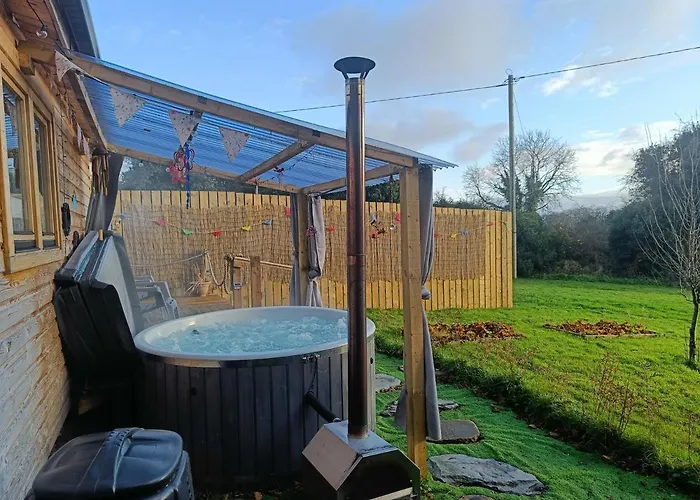 Шале Luxury Log With Wood Fired Hot Tub *