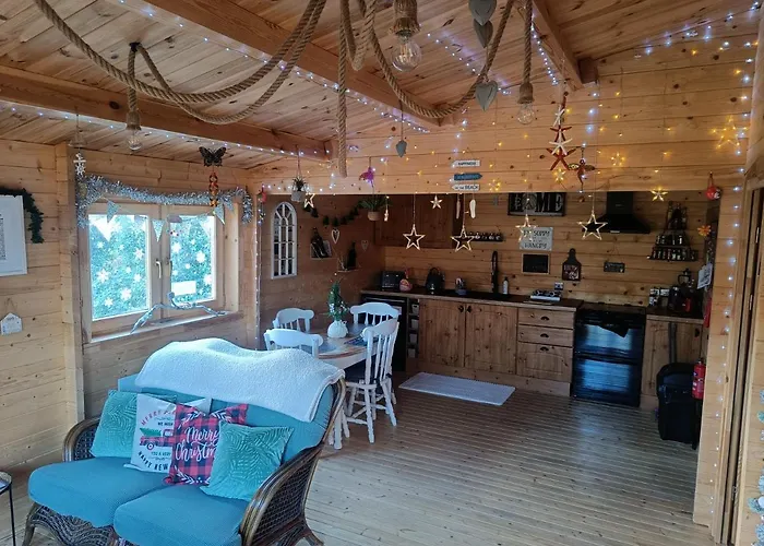 Luxury Log With Wood Fired Hot Tub *